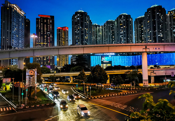 Terlihat Gemerlap lampu gedung pusat perbelanjaan di Jakarta Barat, Kamis (1/7/2021).