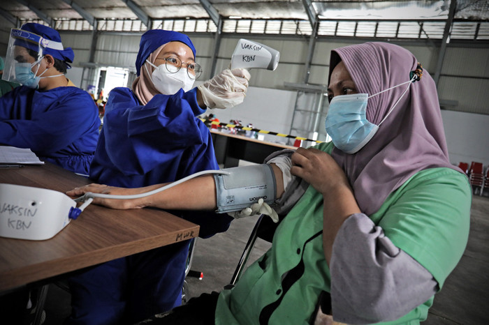 Pelaksanaan program vaksinasi di Kawasan Berikat Nusantara (KBN) Cakung, Jakarta Utara, Kamis (1/7/2021).