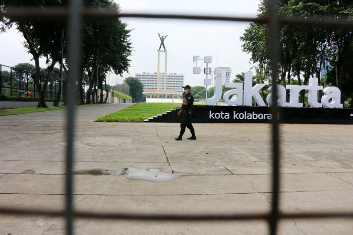 Petugas Satpol PP berjaga dikawasan taman kota lapangan banteng yang ditutup sementara oleh Pemprov DKI Jakarta, Kamis (1/7/2021).