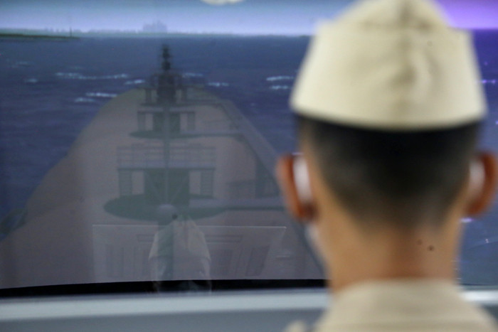 Sejumlah Taruna berada di Laboratorium Simulator Nautika (Full Bridge Simulator) di Politeknik Pelayaran Surabaya, Jawa Timur, Kamis (1/7/2021).