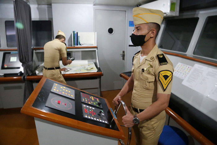 Sejumlah Taruna berada di Laboratorium Simulator Nautika (Full Bridge Simulator) di Politeknik Pelayaran Surabaya, Jawa Timur, Kamis (1/7/2021).