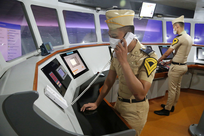 Sejumlah Taruna berada di Laboratorium Simulator Nautika (Full Bridge Simulator) di Politeknik Pelayaran Surabaya, Jawa Timur, Kamis (1/7/2021).