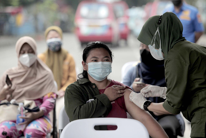 Warga mengikuti vaksinasi massal Covid-19 keliling di Terminal Grogol, Jakarta Barat, Kamis, (1/7/2021).