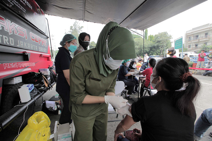 Warga mengikuti vaksinasi massal Covid-19 keliling di Terminal Grogol, Jakarta Barat, Kamis, (1/7/2021).