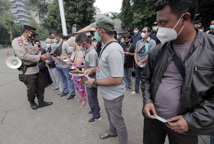 Warga mengikuti vaksinasi massal Covid-19 keliling di Terminal Grogol, Jakarta Barat, Kamis, (1/7/2021).