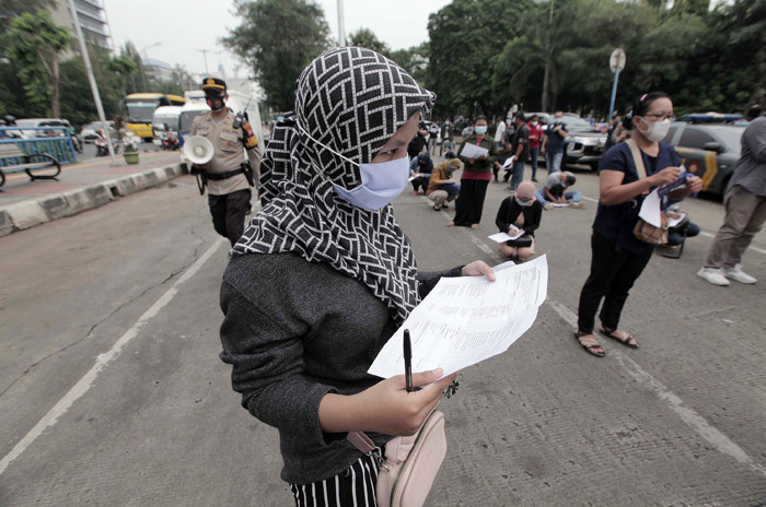 Warga mengikuti vaksinasi massal Covid-19 keliling di Terminal Grogol, Jakarta Barat, Kamis, (1/7/2021).