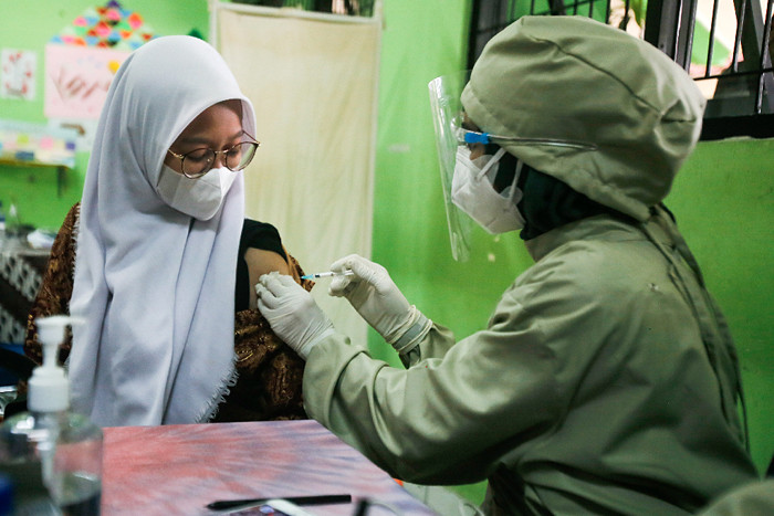Siswa mengikuti program vaksinasi di SMAN 20, Sawah Besar, Jakarta Pusat, Kamis (1/7/2021).