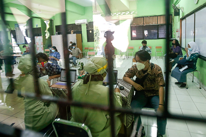 Siswa mengikuti program vaksinasi di SMAN 20, Sawah Besar, Jakarta Pusat, Kamis (1/7/2021).