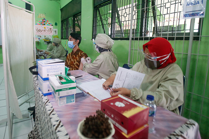 Siswa mengikuti program vaksinasi di SMAN 20, Sawah Besar, Jakarta Pusat, Kamis (1/7/2021).
