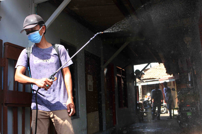 Warga Serdang secara swadaya bersama Ketua RT setempat melakukan penyemprotan disinfektan kerumah warga di Kemayoran, Jakarta, Jumat (2/7/2021).