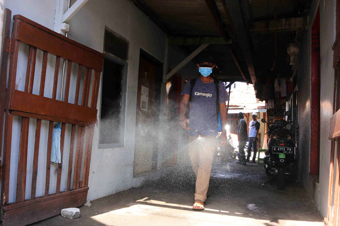 Warga Serdang secara swadaya bersama Ketua RT setempat melakukan penyemprotan disinfektan kerumah warga di Kemayoran, Jakarta, Jumat (2/7/2021).