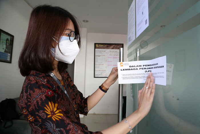 Petugas LPS melakukan pembayaran klaim simpanan nasabah dan pelaksanaan likuidasi PT BPR Sumber Usahawan Bersama di Kabupaten Sidoarjo, Jumat (2/7/2021).