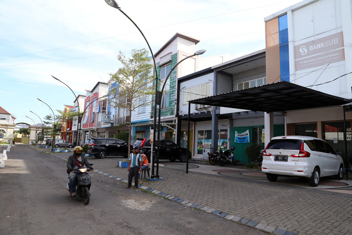 Petugas LPS melakukan pembayaran klaim simpanan nasabah dan pelaksanaan likuidasi PT BPR Sumber Usahawan Bersama di Kabupaten Sidoarjo, Jumat (2/7/2021).