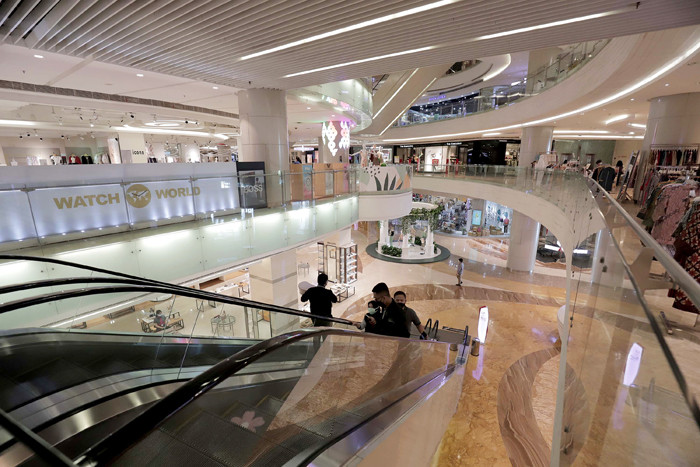 Suasana di salah satu pusat perbelanjaan di Lotte Shopping Avenue, Jakarta, Jumat (2/7/2021).