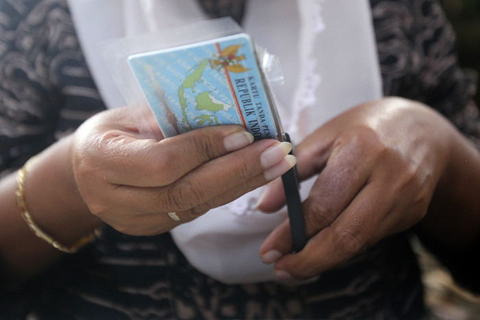 Ade Kalsum (46) tengah memperbaiki KTP elektronik milik warga di Jalan M Kahfi II, Jagakarsa, Jakarta Selatan, Jumat (2/7/2021).
