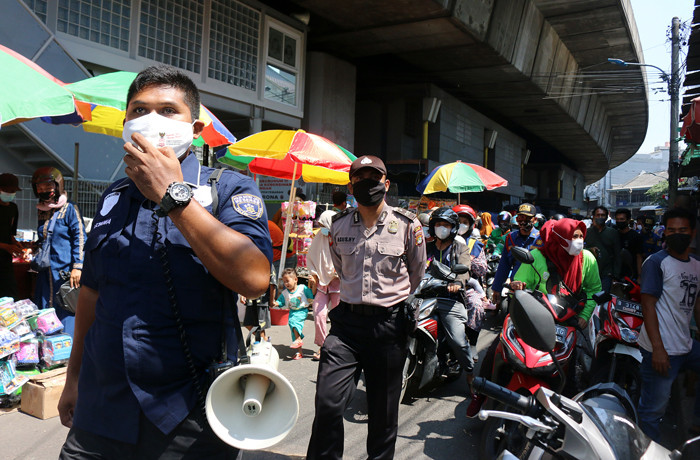 Petugas saat menertibkan para pedagang kaki lima yang beraktivitas di kawasan Pasar Asemka, Jakarta, Sabtu (3/7/2021).