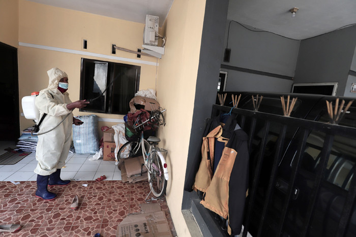 Petugas RT melakukan penyemprotan disinfektan di permukiman warga di Kampung Pedurenan, Kota Bekasi, Jawa Barat, Sabtu (3/7/2021).