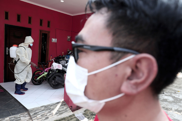 Petugas RT melakukan penyemprotan disinfektan di permukiman warga di Kampung Pedurenan, Kota Bekasi, Jawa Barat, Sabtu (3/7/2021).