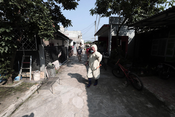 Petugas RT melakukan penyemprotan disinfektan di permukiman warga di Kampung Pedurenan, Kota Bekasi, Jawa Barat, Sabtu (3/7/2021).