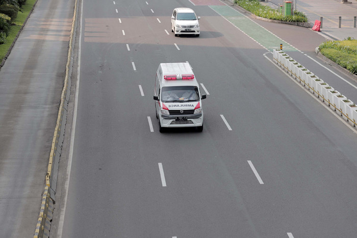 Suasana kawasan Jalan Sudirman tampak lengang hari pertama Pemberlakuan Pembatasan Kegiatan Masyarakat Darurat di Jakarta, Sabtu (3/7/2021).
