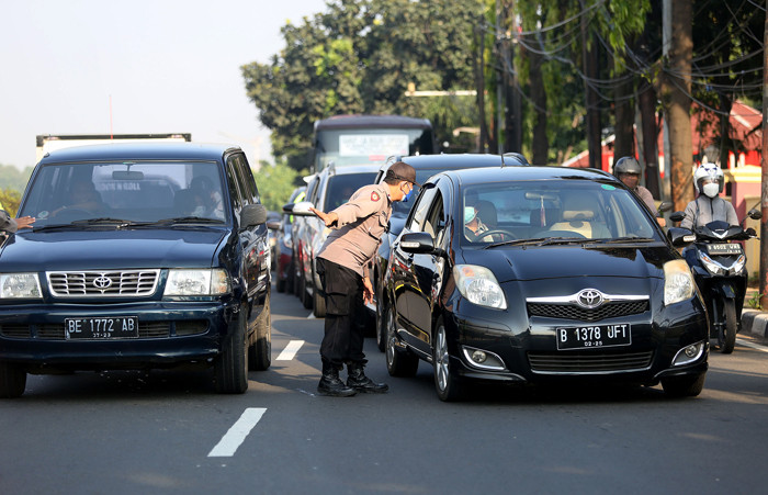 Polisi saat melakukan penyekatan pengendara di Pos PPKM Darurat di Pasar Jumat, Lebak Bulus, Jakarta, Sabtu (3/7/2021).