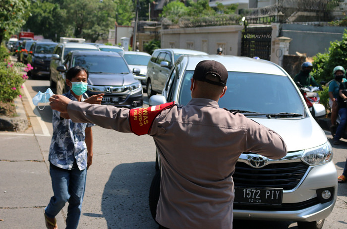 Petugas kepolisian melakukan penyekatan bagi para pengendara roda dua atau roda empat yang melintas di Jalan Danau Sunter, Jakarta, Sabtu (3/7/2021).
