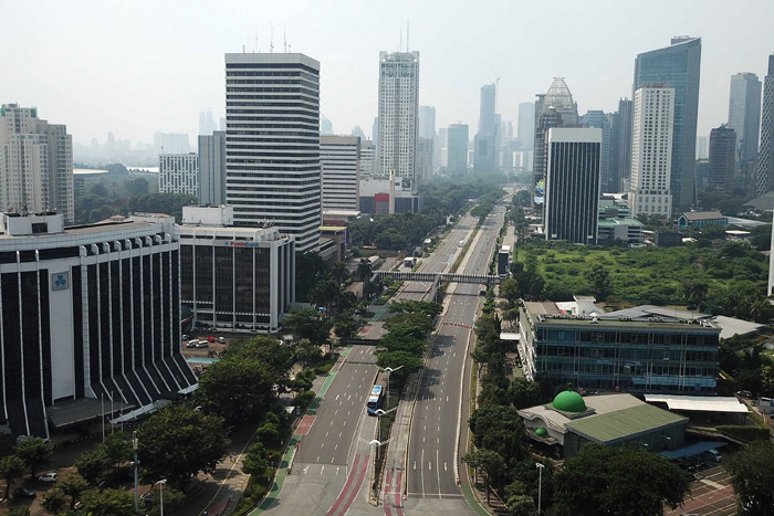 Foto udara suasana kawasan patung Pemuda membangun atau yang lebih dikenal dengan patung Bundaran Senayan, Jakarta, Sabtu (3/7/2021).