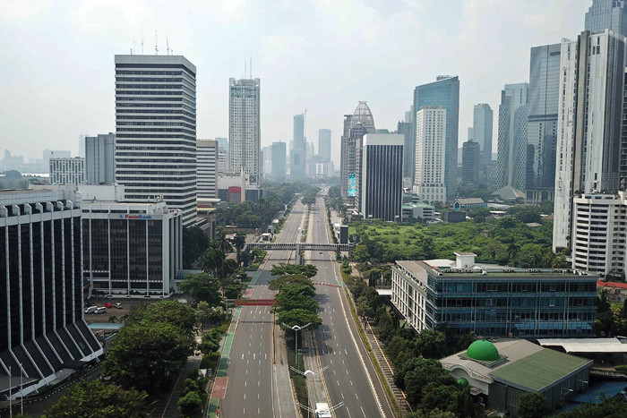 Foto udara suasana kawasan patung Pemuda membangun atau yang lebih dikenal dengan patung Bundaran Senayan, Jakarta, Sabtu (3/7/2021).