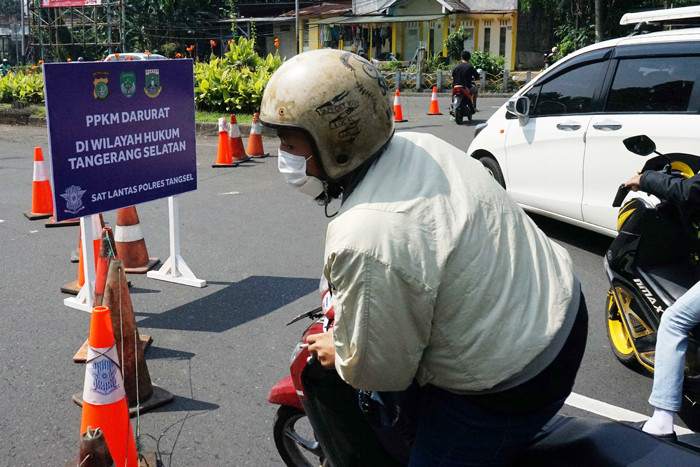 Sejumlah kendaraan terpaksa putar balik saat pemberlakuakn PPKM Darurat di Kawasan Bintaro, Tangerang Selatan, Sabtu (3/7/2021).