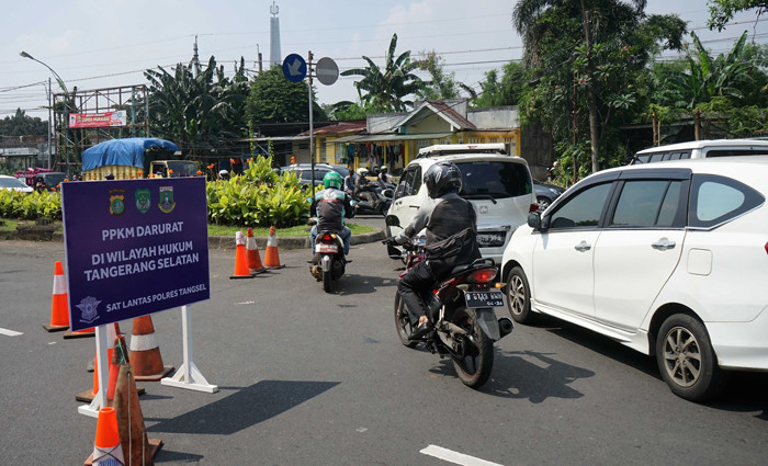 Sejumlah kendaraan terpaksa putar balik saat pemberlakuakn PPKM Darurat di Kawasan Bintaro, Tangerang Selatan, Sabtu (3/7/2021).
