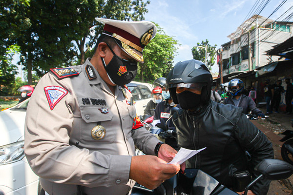 Petugas TNI-Polri menggunakan mobil lapis baja Barracuda saat pelaksanaan PPKM Darurat di Jalan Raya Lenteng Agung, Minggu (4/7/2021).