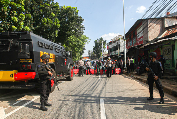 Petugas TNI-Polri menggunakan mobil lapis baja Barracuda saat pelaksanaan PPKM Darurat di Jalan Raya Lenteng Agung, Minggu (4/7/2021).