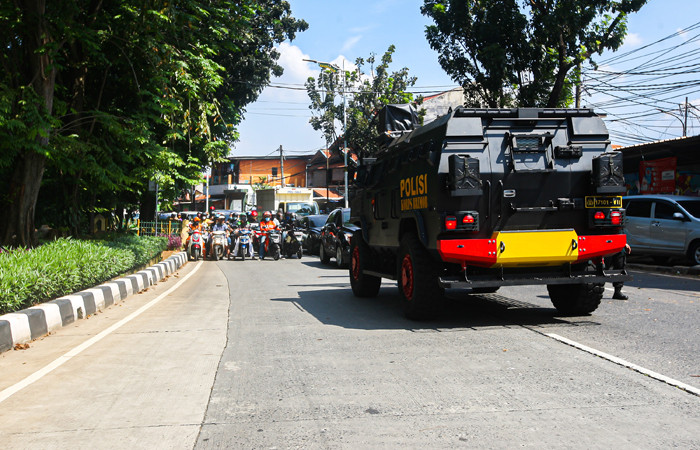 Petugas TNI-Polri menggunakan mobil lapis baja Barracuda saat pelaksanaan PPKM Darurat di Jalan Raya Lenteng Agung, Minggu (4/7/2021).