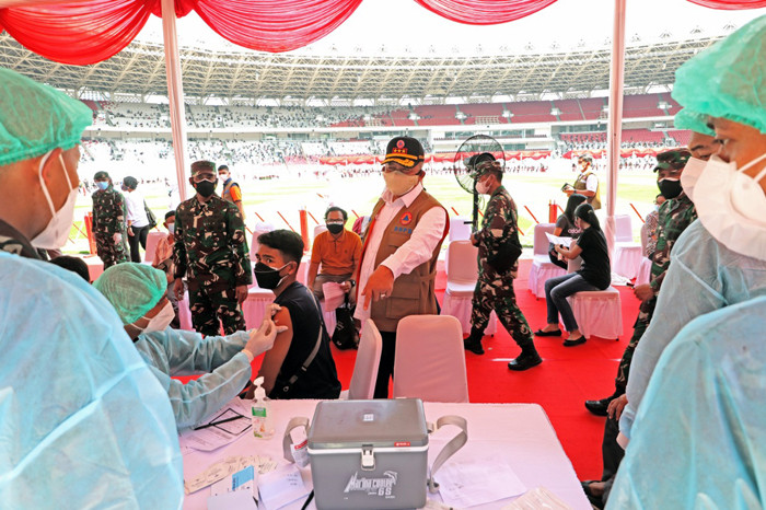 Ketua Satgas Penanganan Covid-19 Letjen TNI Ganip Warsito memberikan apresiasi kepada para tenaga kesehatan di GBK, Jakarta, Sabtu (3/7/2021).
