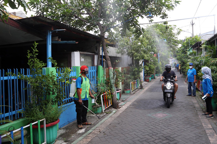 Semprotan disinfektan otomatis melintang di perkampungan Kampung Kranggan RT 7 RW 1 Kota Surabaya, Jawa Timur, Minggu (4/7/2021).