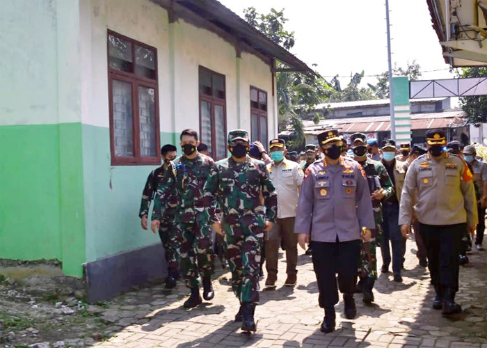 Panglima TNI Marsekal TNI Hadi Tjahjanto saat meninjau Posko PPKM Mikro Kelurahan Jati Cempaka, Kecamatan Pondok Gede, Kota Bekasi, Minggu (4/7/2021).