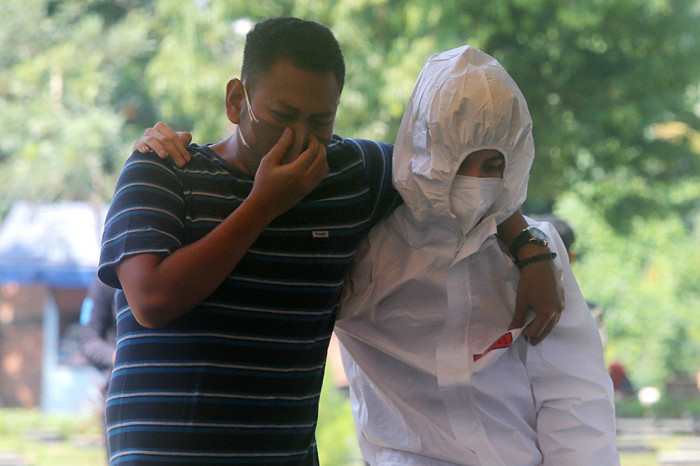 Suasana pemakaman jenazah aktris Jane Shalimar di TPU Jeruk Purut, Jakarta Selatan, Minggu (4/7/2021).