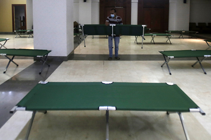 Petugas menyiapkan Velbed untuk pasien orang tanpa gejala (OTG) Covid-19 di kantor Walikota Jakarta Selatan, Minggu (4/7/2021).