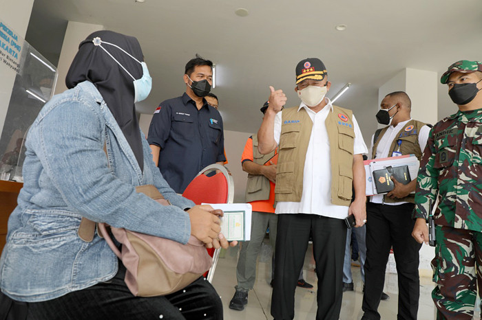 Ketua Satgas Penanganan Covid-19 Letjen TNI Ganip Warsito melakukan peninjauan pelaksanaan karantina kesehatan di Wisma Atlet, Jakarta Utara, Minggu (4/7/2021).