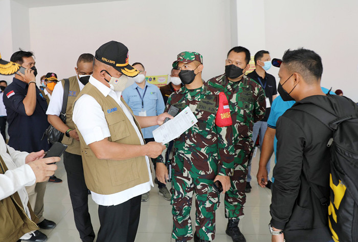 Ketua Satgas Penanganan Covid-19 Letjen TNI Ganip Warsito melakukan peninjauan pelaksanaan karantina kesehatan di Wisma Atlet, Jakarta Utara, Minggu (4/7/2021).