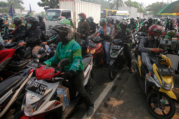 Petugas gabungan dari TNI, Polri, Satpol PP dan Dinas Perhubungan memutar balikan pengendara di Pos Penyekatan, Jalan Raya Daan Mogot, Senin (5/7/2021).