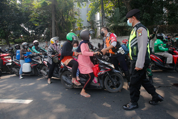 Petugas gabungan dari TNI, Polri, Satpol PP dan Dinas Perhubungan memutar balikan pengendara di Pos Penyekatan, Jalan Raya Daan Mogot, Senin (5/7/2021).