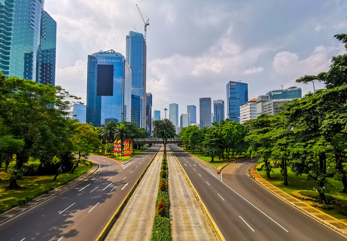 Suasana Jalan Sudirman terlihat lengang pada hari kedua PPKM darurat di Jakarta Pusat, Minggu (4/7/2021).
