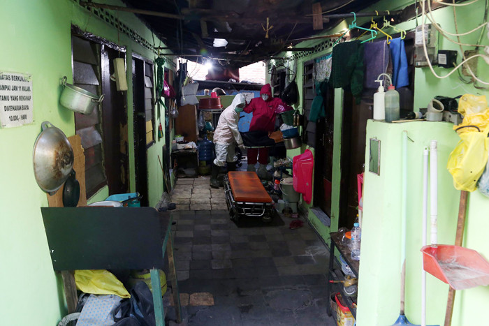 Petugas mengevakuasi jenazah AGS (44) dari rumah kos di kawasan Pumpungan Surabaya, Jawa Timur, Senin (5/7/2021).