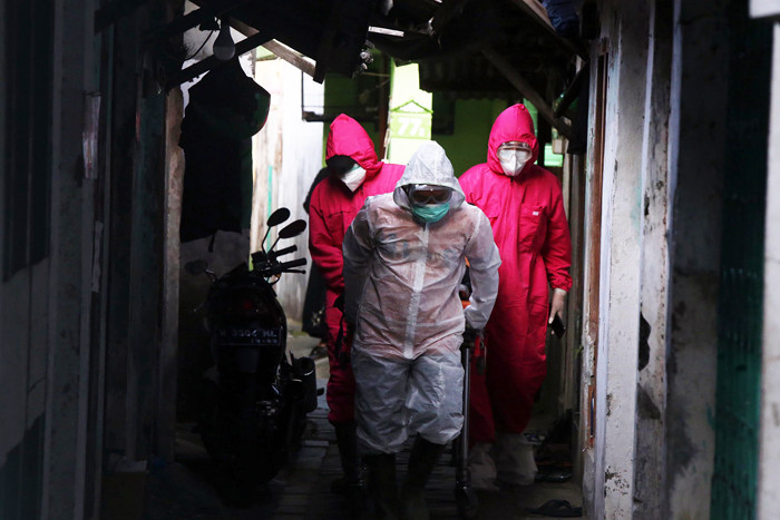 Petugas mengevakuasi jenazah AGS (44) dari rumah kos di kawasan Pumpungan Surabaya, Jawa Timur, Senin (5/7/2021).
