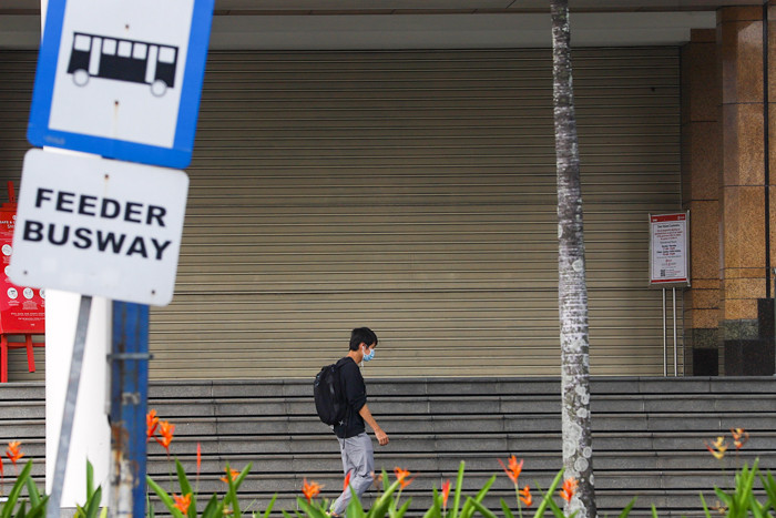 Mall Plaza Senayan terlihat tutup mulai tanggal 3 hingga 20 Juli 2021 Sejalan dengan kebijakan pemerintah terkait PPKM darurat di Jakarta, Minggu (4/7/2021).