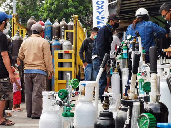 Warga mengantre untuk mendapatkan stok oksigen di depot pengisian oksigen di Pasar Manggis, Setiabudi, Jakarta Selatan, Minggu (4/7/2021).