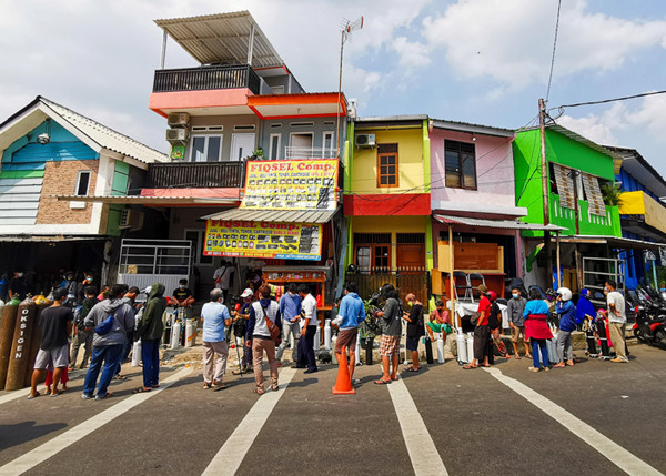 Warga mengantre untuk mendapatkan stok oksigen di depot pengisian oksigen di Pasar Manggis, Setiabudi, Jakarta Selatan, Minggu (4/7/2021).