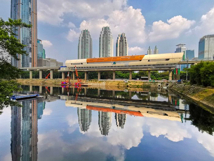Pekerja sedang menyelesaikan pembangunan proyek Stasiun Light Rail Transit (LRT) Dukuh Atas di Jakarta Selatan, Senin (5/7/2021).