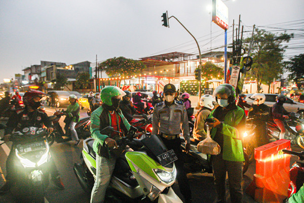 Petugas berjaga di barikade penyekatan PPKM Darurat di Pos Lampiri Kalimalang, Jakarta Timur, Senin (5/7/2021).